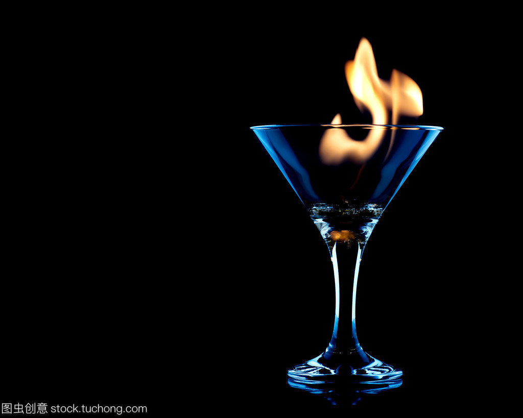 火焰在玻璃上的黑色雞尾酒 探索飲料及茶葉批發的獨特市場